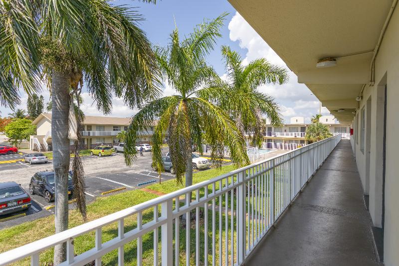 בית מלון כפרי Americas Best Inn Pompano Beach