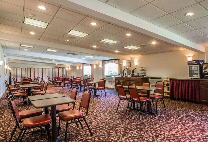 هتل Clarion Inn & Suites At The Outlets Of Lake George