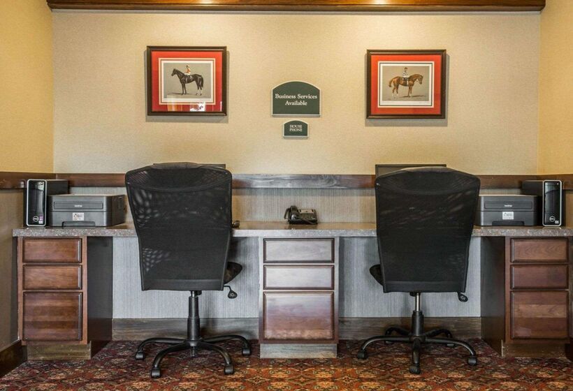 فندق Clarion Inn & Suites At The Outlets Of Lake George