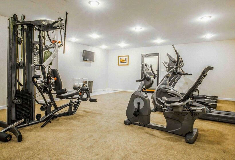 فندق Clarion Inn & Suites At The Outlets Of Lake George