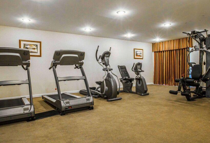 فندق Clarion Inn & Suites At The Outlets Of Lake George