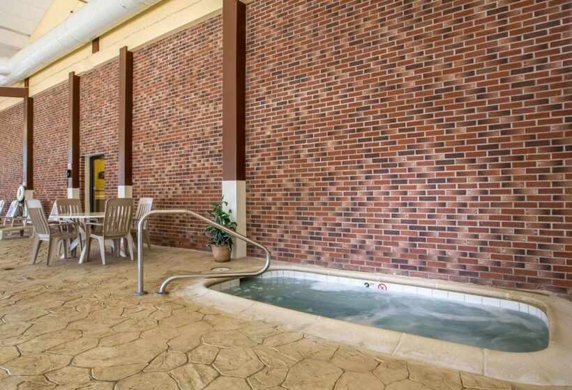 فندق Clarion Inn & Suites At The Outlets Of Lake George