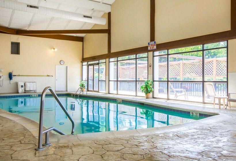 فندق Clarion Inn & Suites At The Outlets Of Lake George