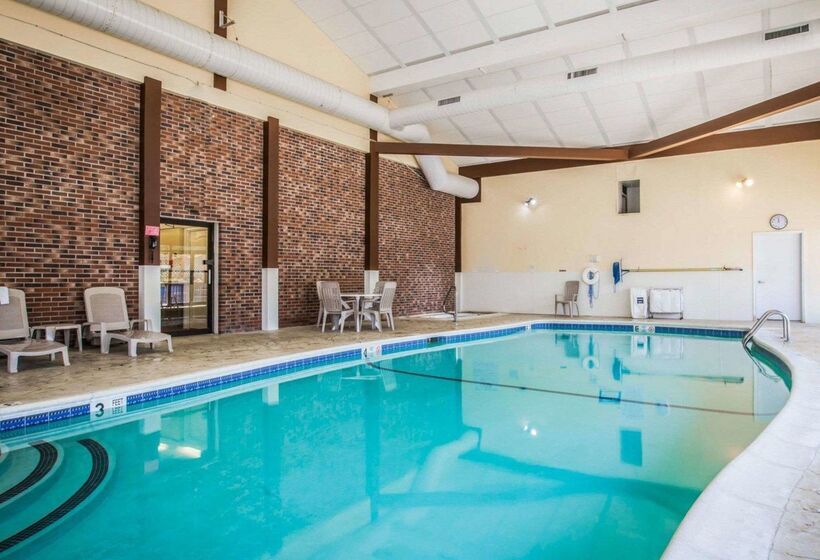 هتل Clarion Inn & Suites At The Outlets Of Lake George