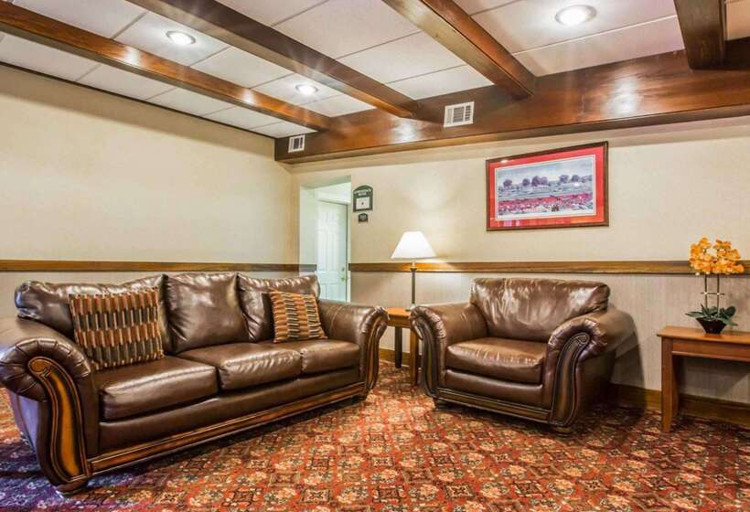 فندق Clarion Inn & Suites At The Outlets Of Lake George