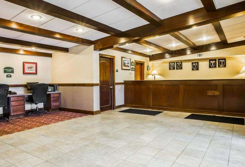 فندق Clarion Inn & Suites At The Outlets Of Lake George