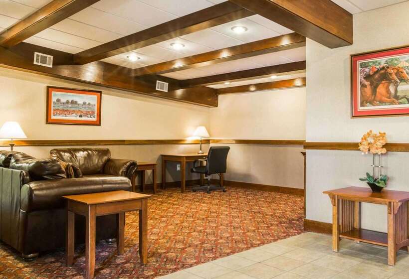 فندق Clarion Inn & Suites At The Outlets Of Lake George