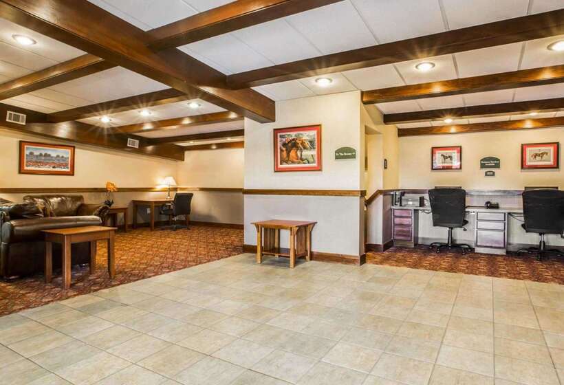 فندق Clarion Inn & Suites At The Outlets Of Lake George