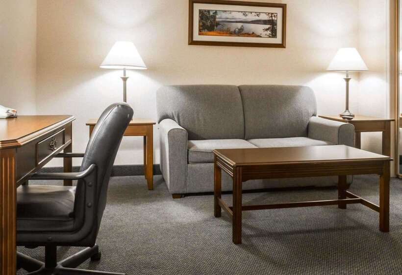 هتل Clarion Inn & Suites At The Outlets Of Lake George