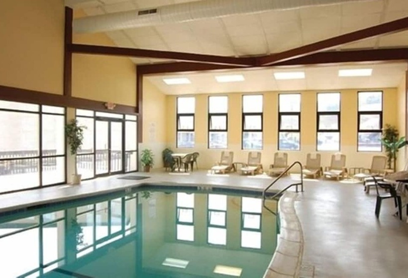 فندق Clarion Inn & Suites At The Outlets Of Lake George