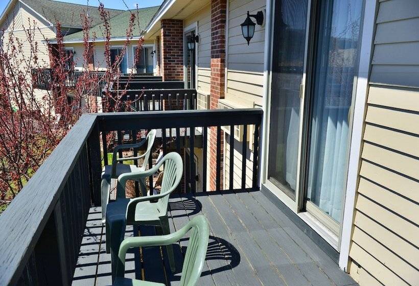 فندق Clarion Inn & Suites At The Outlets Of Lake George