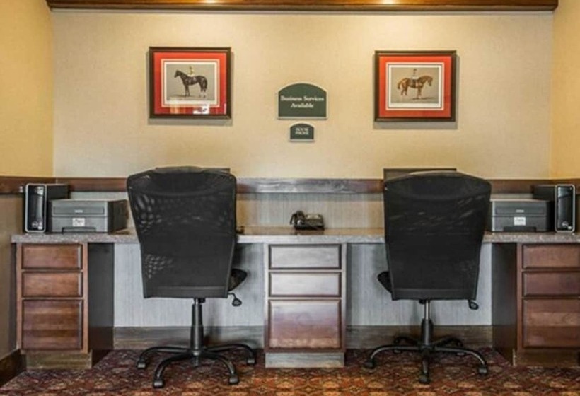 فندق Clarion Inn & Suites At The Outlets Of Lake George