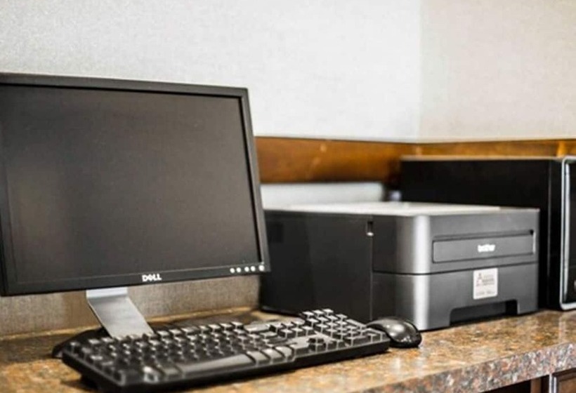 هتل Clarion Inn & Suites At The Outlets Of Lake George