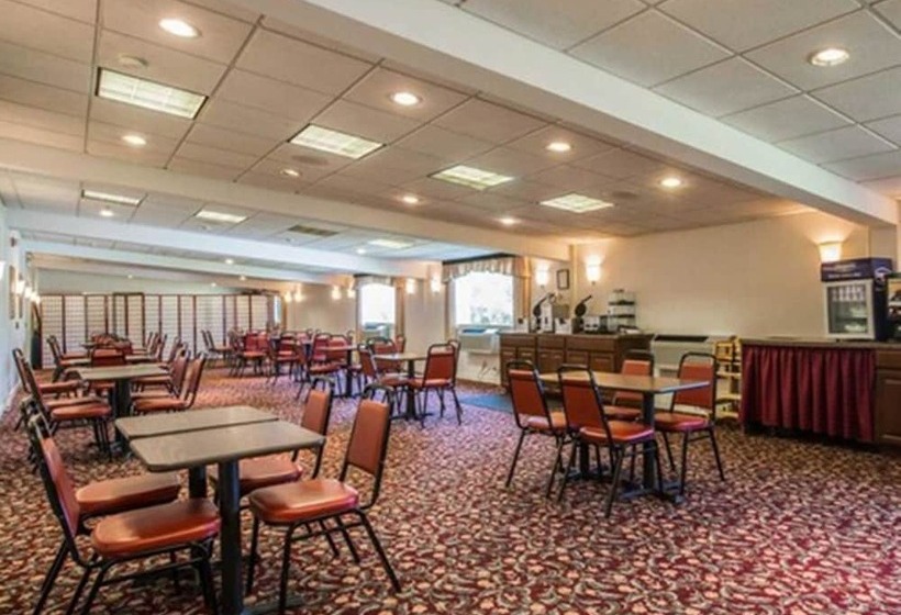 فندق Clarion Inn & Suites At The Outlets Of Lake George