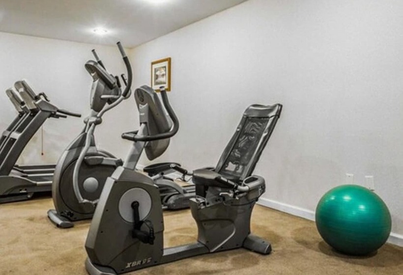 فندق Clarion Inn & Suites At The Outlets Of Lake George