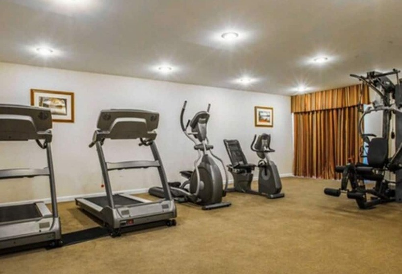 هتل Clarion Inn & Suites At The Outlets Of Lake George