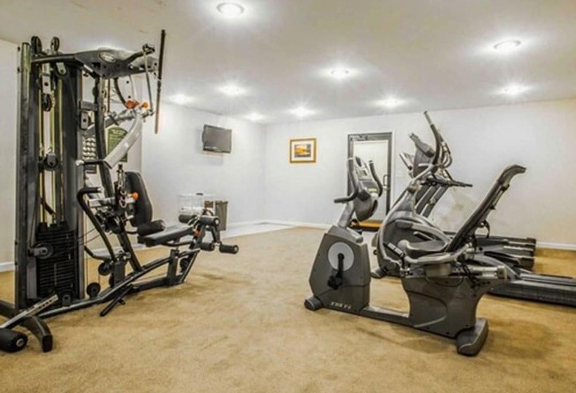 فندق Clarion Inn & Suites At The Outlets Of Lake George