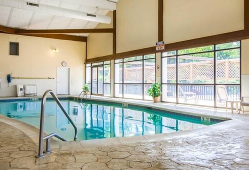 فندق Clarion Inn & Suites At The Outlets Of Lake George