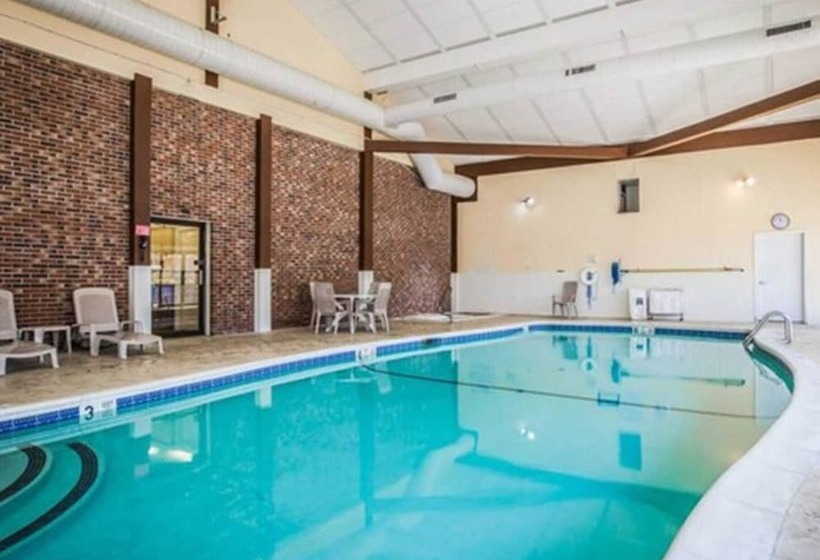 هتل Clarion Inn & Suites At The Outlets Of Lake George