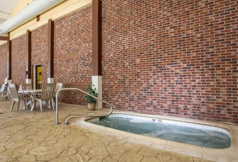 هتل Clarion Inn & Suites At The Outlets Of Lake George