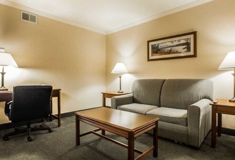 فندق Clarion Inn & Suites At The Outlets Of Lake George