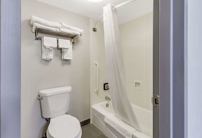 فندق Clarion Pointe Near Erie Casino