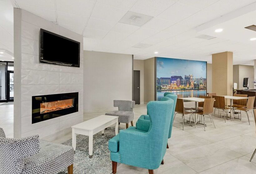 فندق Clarion Pointe Near Erie Casino