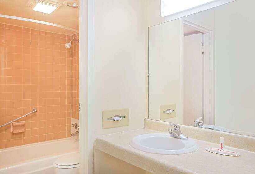 فندق Days Inn By Wyndham Bristol Parkway