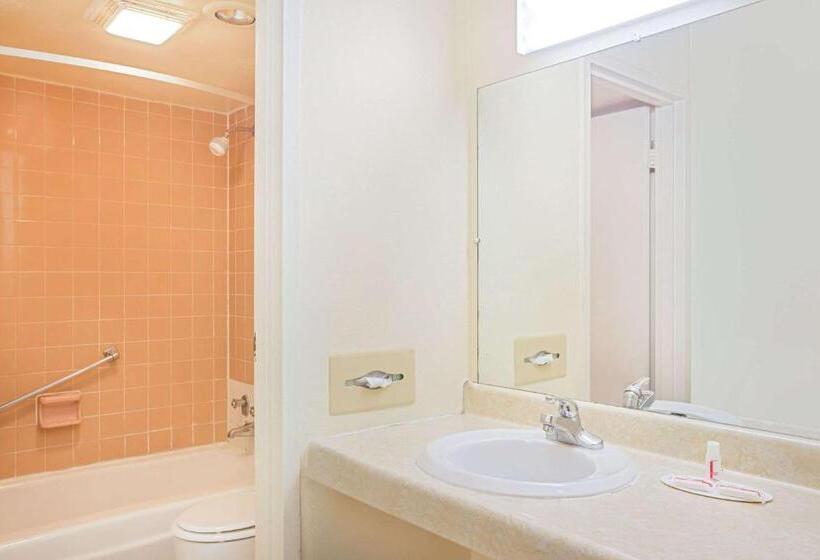 فندق Days Inn By Wyndham Bristol Parkway