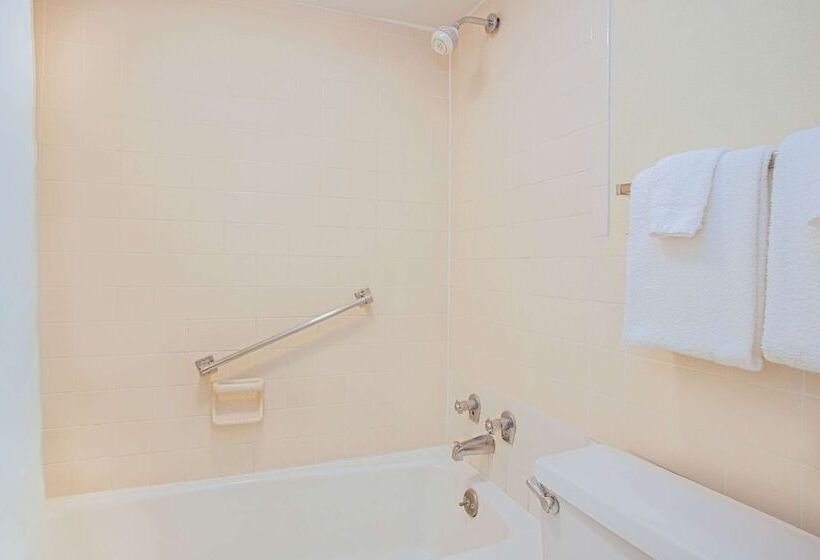 فندق Days Inn By Wyndham Bristol Parkway