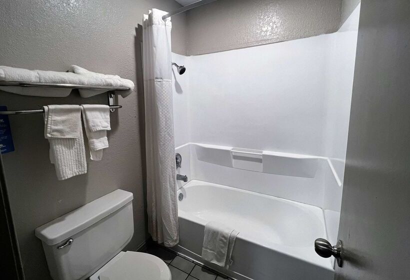 호텔 Days Inn & Suites By Wyndham   Canton First Monday Trade Days