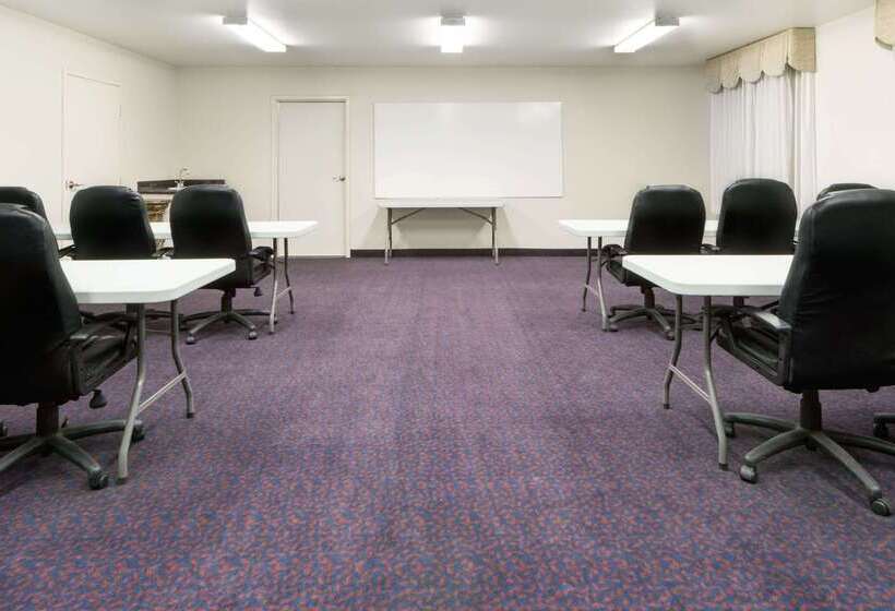 Отель Days Inn By Wyndham Dalhart