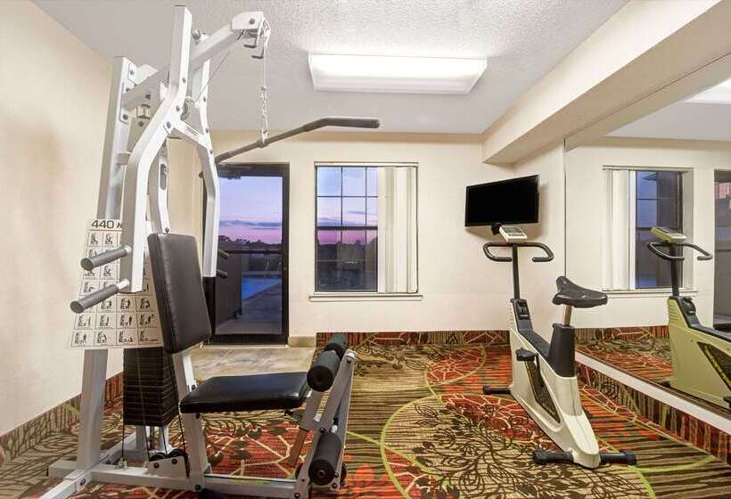 فندق Days Inn By Wyndham Dallas Plano