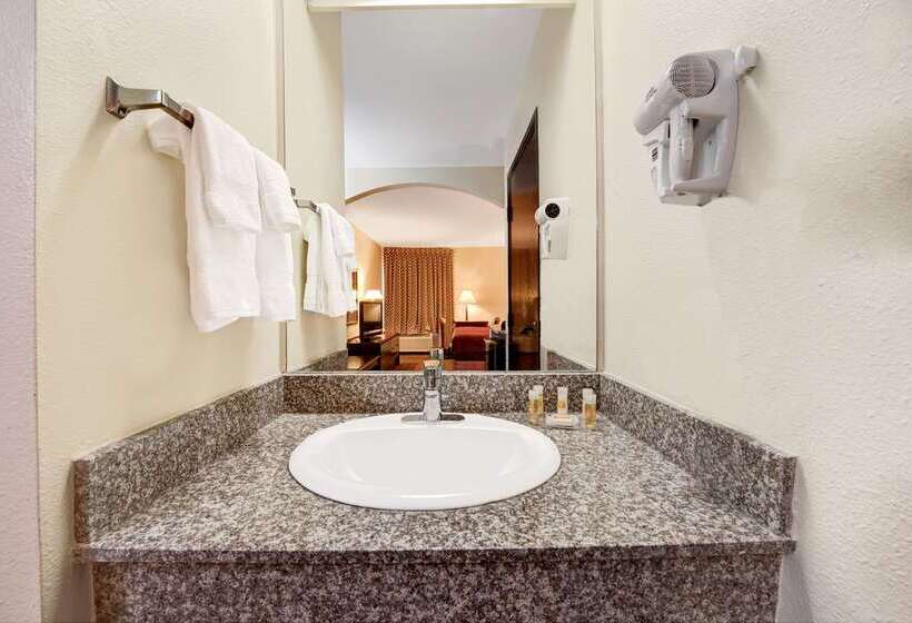 فندق Days Inn By Wyndham Dallas Plano