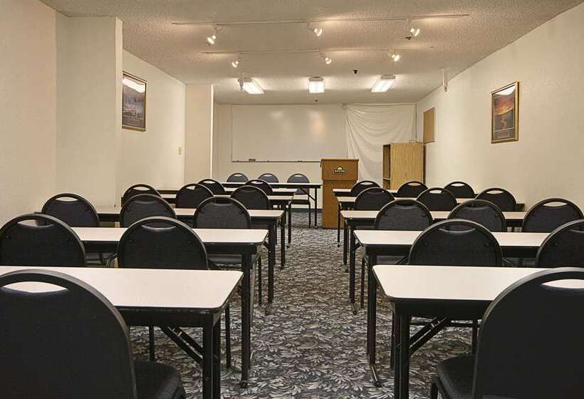 Отель Days Inn By Wyndham Fresno South