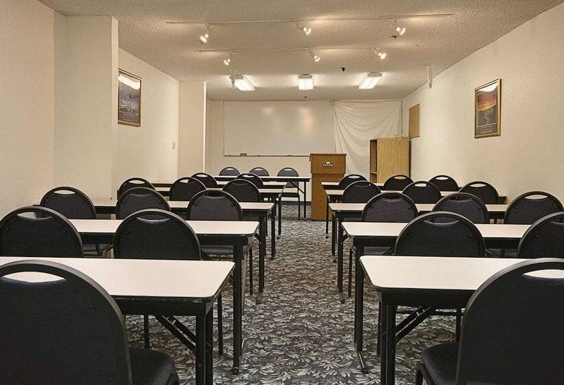 Отель Days Inn By Wyndham Fresno South