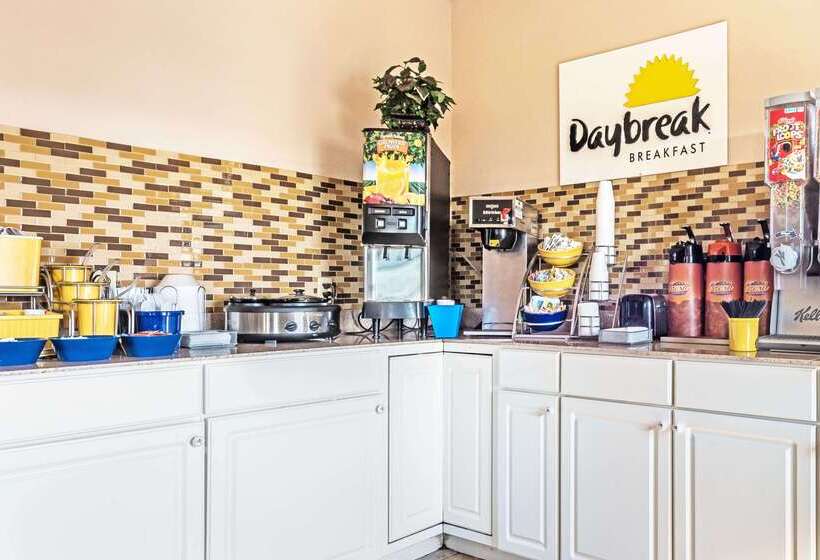 בית מלון כפרי Days Inn By Wyndham Gainesville