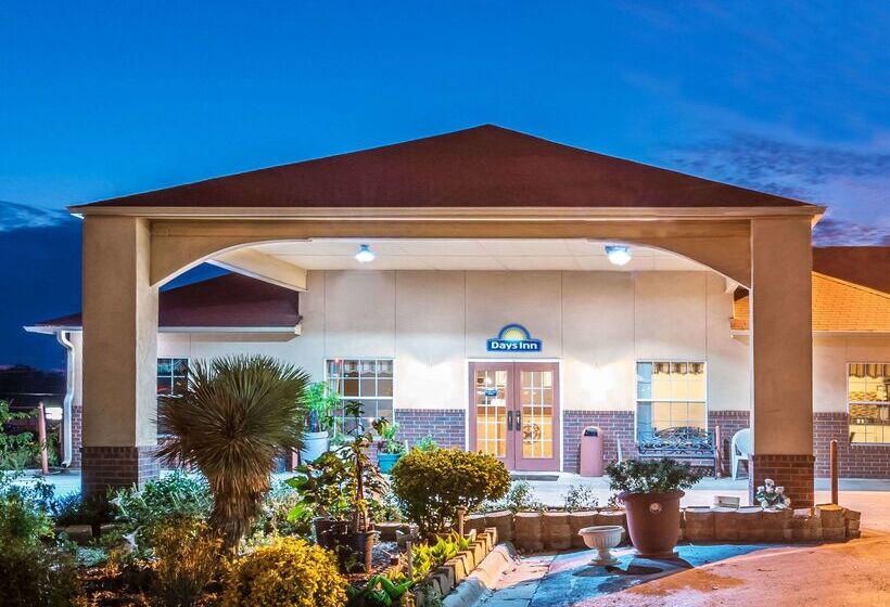 בית מלון כפרי Days Inn By Wyndham Gainesville