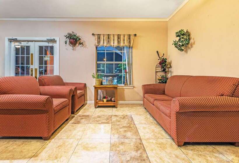 בית מלון כפרי Days Inn By Wyndham Gainesville