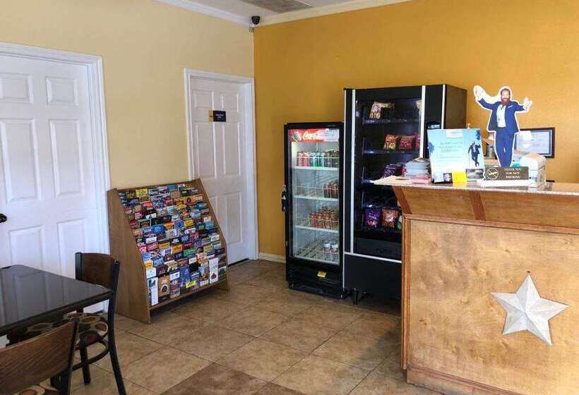 בית מלון כפרי Days Inn By Wyndham Gainesville