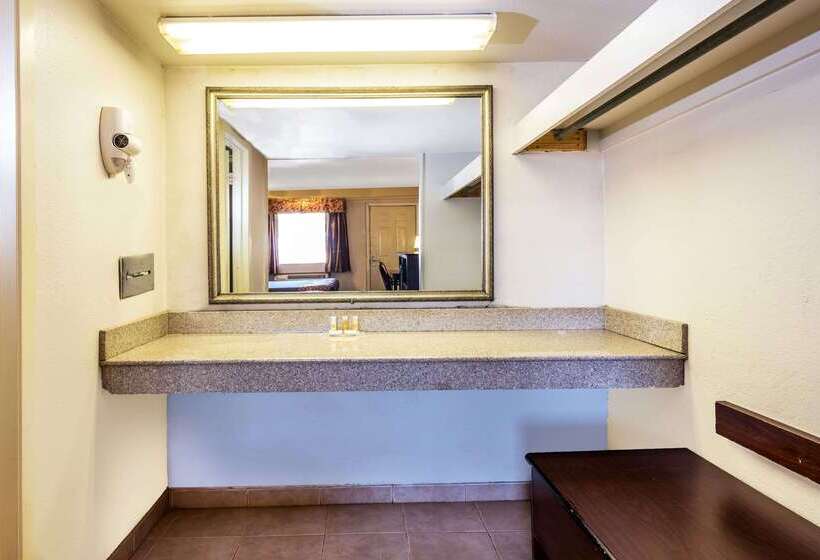 בית מלון כפרי Days Inn By Wyndham Gainesville