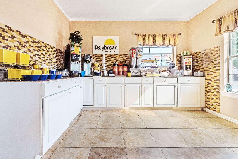 בית מלון כפרי Days Inn By Wyndham Gainesville