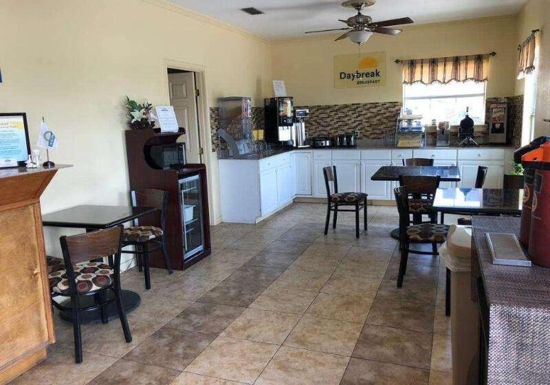 בית מלון כפרי Days Inn By Wyndham Gainesville