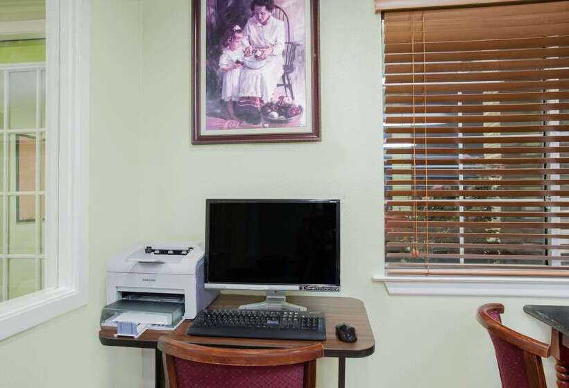 בית מלון כפרי Days Inn By Wyndham Kerrville