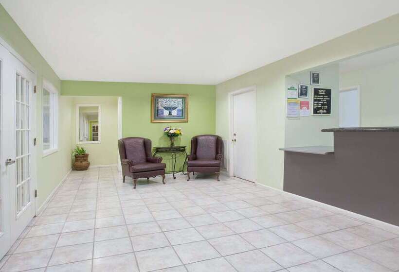 בית מלון כפרי Days Inn By Wyndham Kerrville