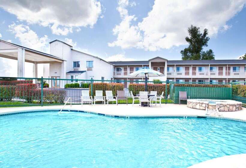 בית מלון כפרי Days Inn By Wyndham Kerrville