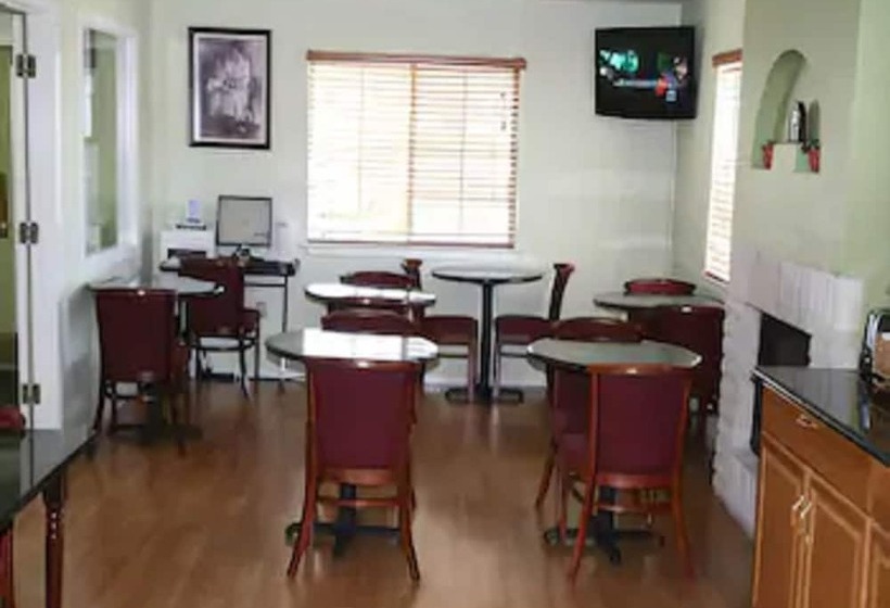 בית מלון כפרי Days Inn By Wyndham Kerrville