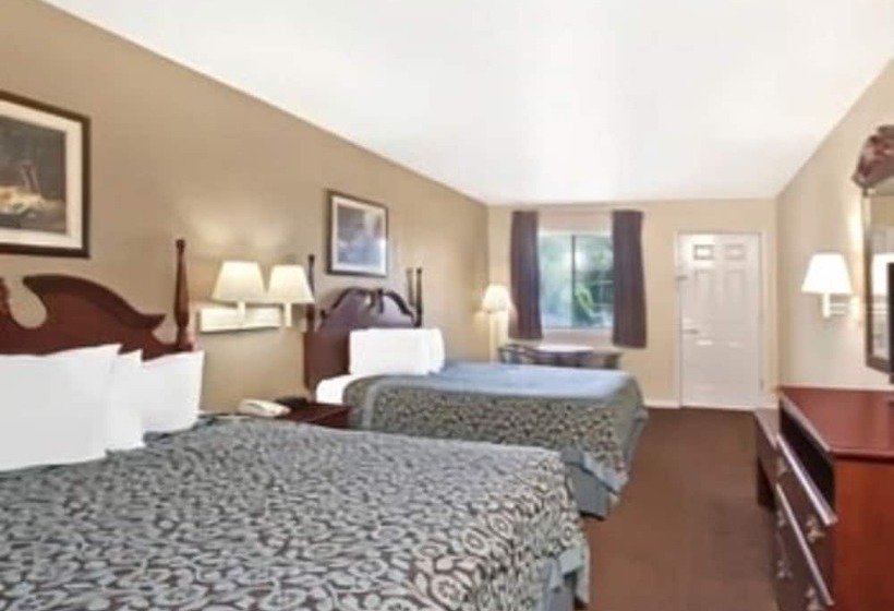 בית מלון כפרי Days Inn By Wyndham Kerrville