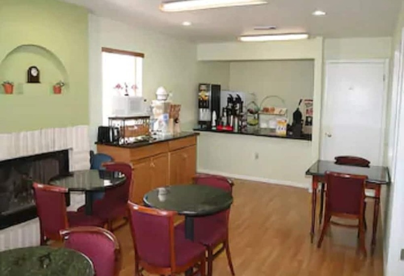 בית מלון כפרי Days Inn By Wyndham Kerrville