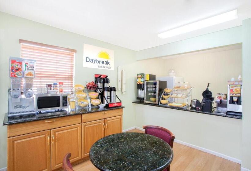 בית מלון כפרי Days Inn By Wyndham Kerrville